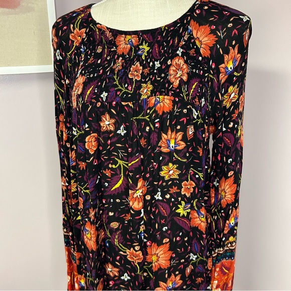 Old Navy medium long sleeved beautiful blouse. Has a keyhole opening in the back - Picture 1 of 10